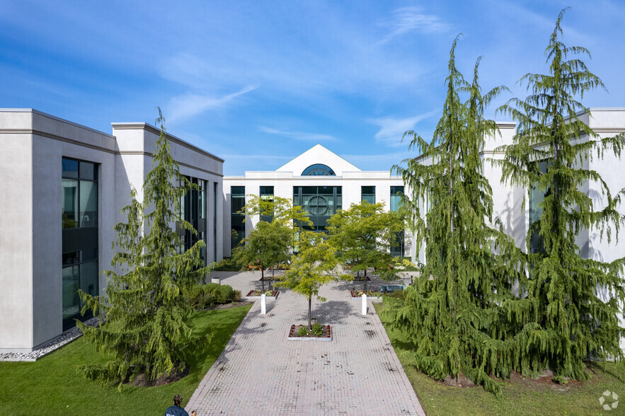1540 Cornwall Rd, Oakville, ON à louer - Photo de l’immeuble – Image 3 sur 12