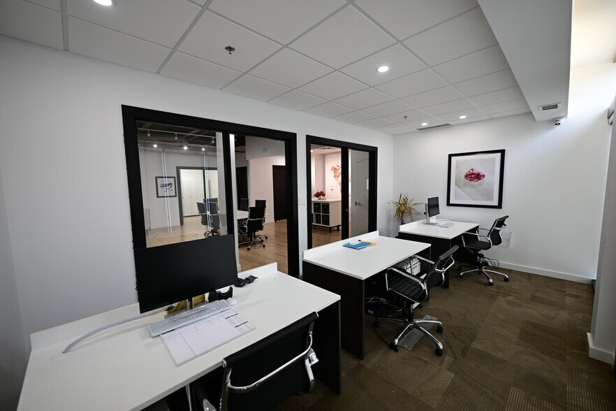 2330 Ellwood Dr SW, Edmonton, AB à louer - Photo de l’immeuble – Image 3 sur 6