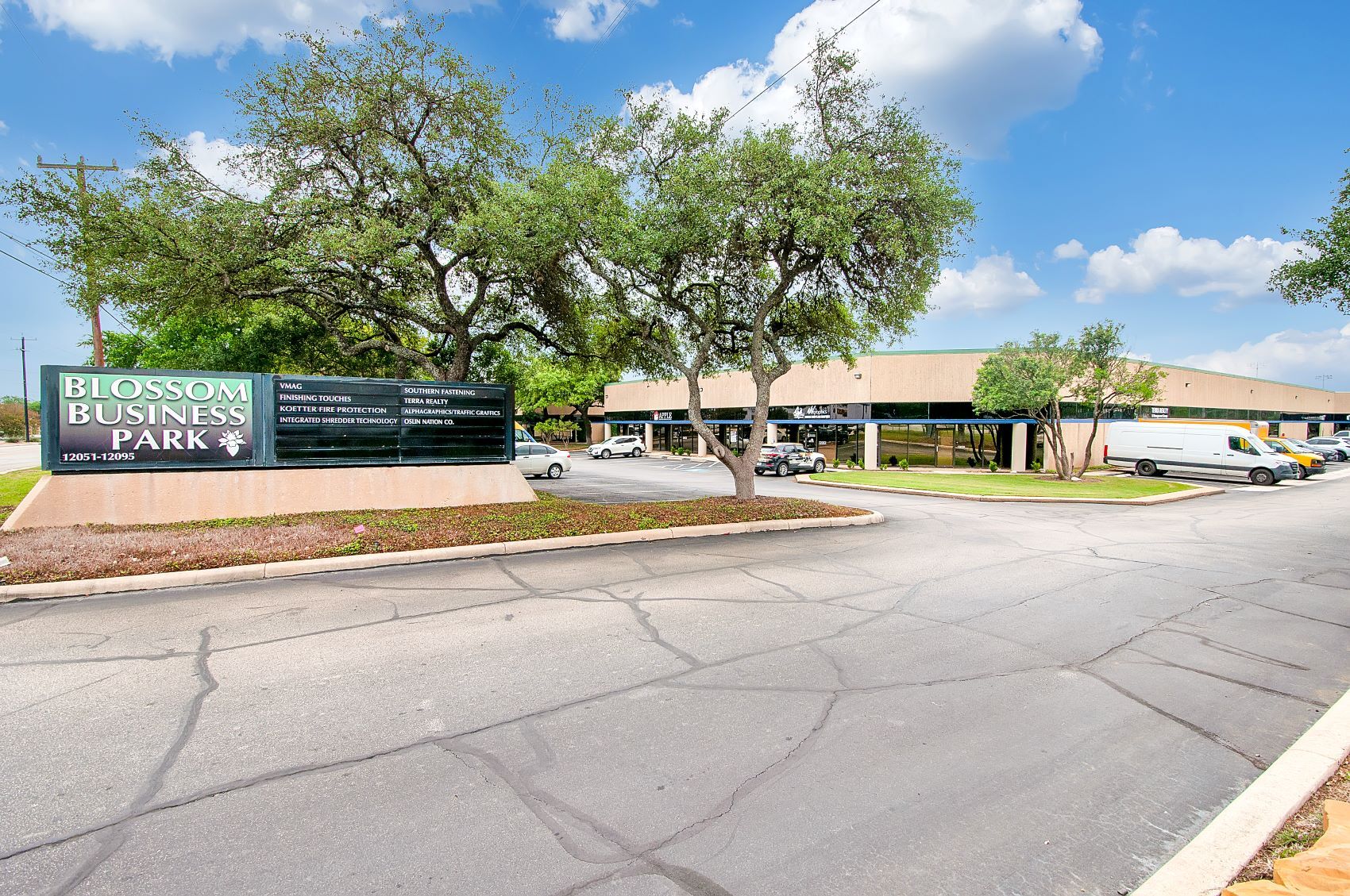 12005-12095 Starcrest Dr, San Antonio, TX à louer Photo principale– Image 1 sur 11