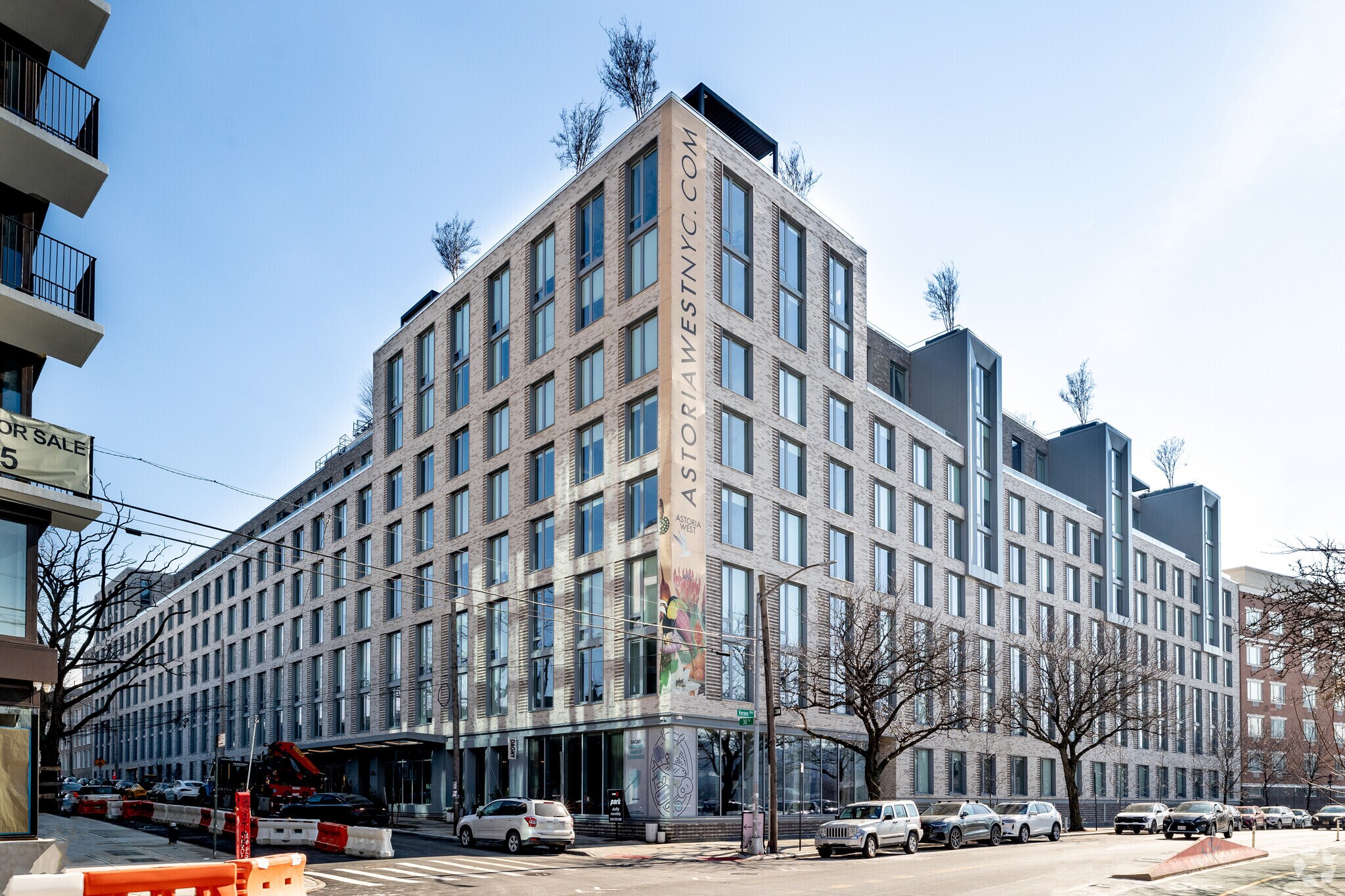 30-77 Vernon Blvd, Astoria, NY à louer Photo principale– Image 1 sur 11