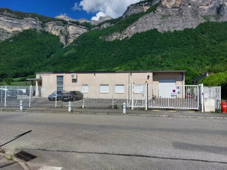 Local d’activités dans Lumbin à louer - Photo de l’immeuble – Image 1 sur 1