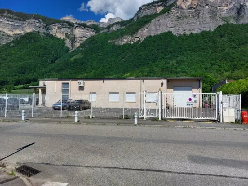 Local d’activités dans Lumbin à louer Photo de l’immeuble– Image 1 sur 2