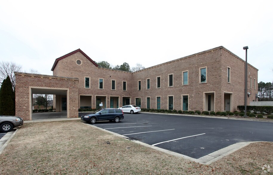 916 S Main St, Fuquay-Varina, NC à louer - Photo de l’immeuble – Image 3 sur 15