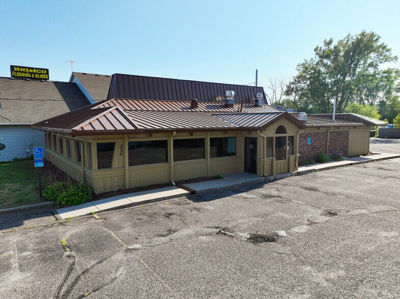 956 S Lake St, Forest Lake, MN à vendre - Photo de l’immeuble – Image 2 sur 4