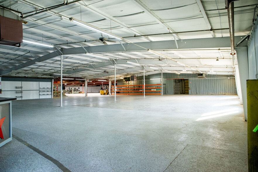 1630 N Eldon Ave, Springfield, MO à louer - Photo de l’immeuble – Image 3 sur 42