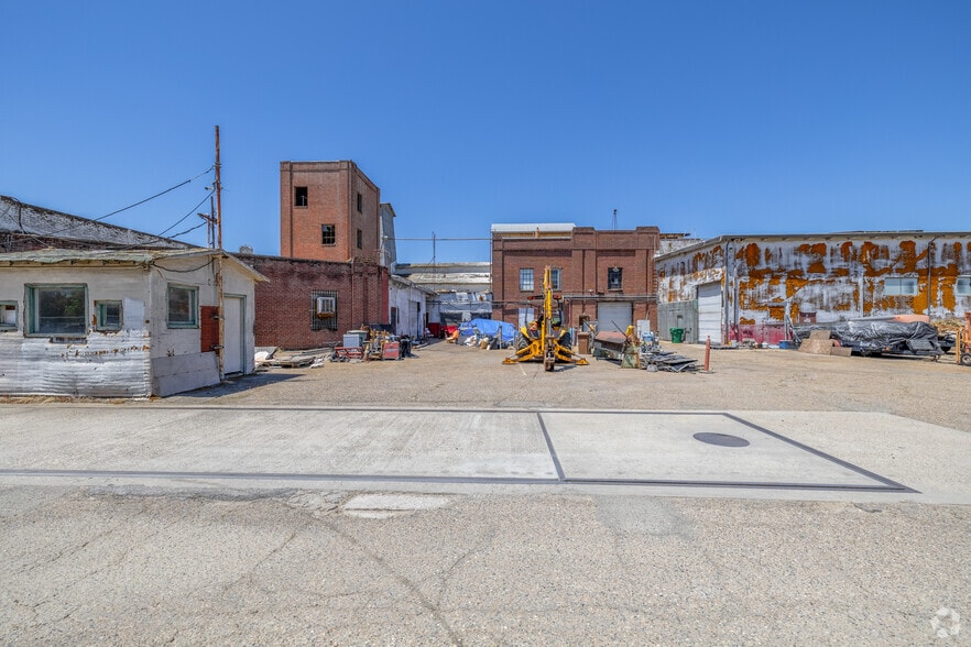 1649 E Victor Rd, Lodi, CA à louer - Photo de l’immeuble – Image 3 sur 10