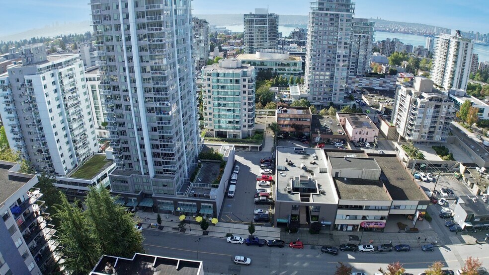137 E 15th St, North Vancouver, BC à vendre - Aérien – Image 1 sur 4