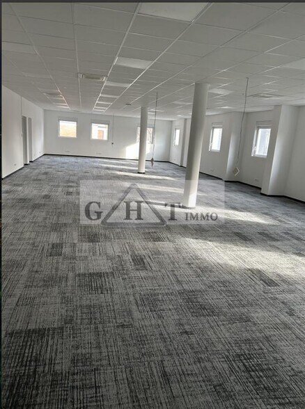 Bureau dans Villeneuve-la-Garenne à louer - Photo de l’immeuble – Image 2 sur 4