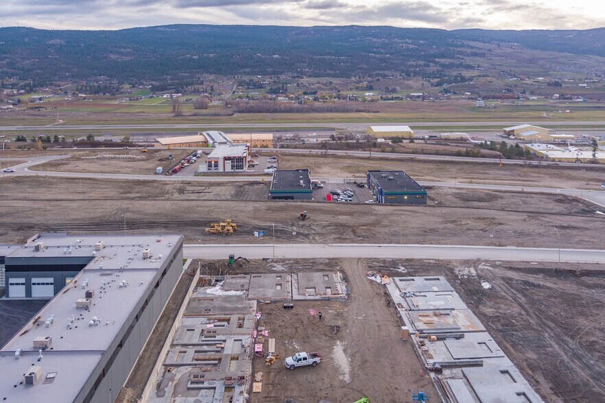 2075 Matrix Cres, Kelowna, BC à louer - Photo de l’immeuble – Image 2 sur 6