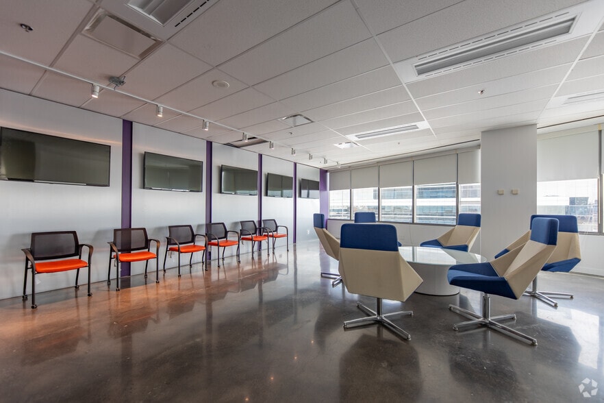 125 Commerce Valley Dr W, Markham, ON à louer - Photo intérieure – Image 3 sur 15