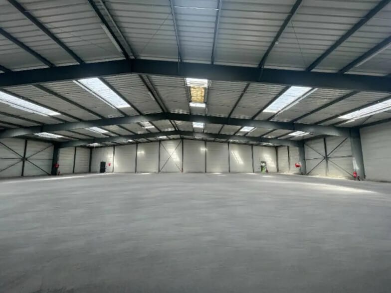 Local d’activités dans Carpiquet à louer - Photo intérieure – Image 2 sur 6