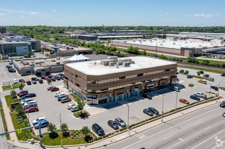 3077 N Mayfair Rd, Wauwatosa, WI à louer - Photo de l’immeuble – Image 3 sur 17