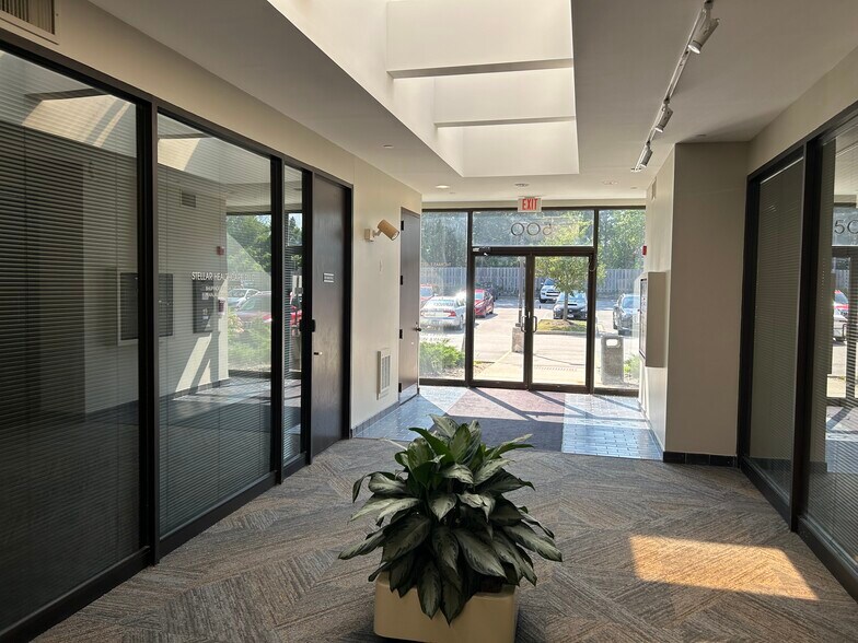 60 Revere Dr, Northbrook, IL à louer - Photo intérieure – Image 3 sur 15