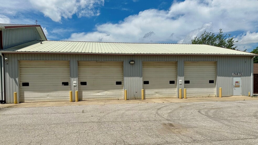 2305 W Industrial Park Dr, Bloomington, IN à louer - Photo de l’immeuble – Image 2 sur 17