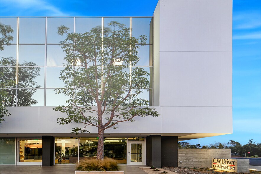 2190 Towne Centre Pl, Anaheim, CA à vendre - Photo de l’immeuble – Image 3 sur 14