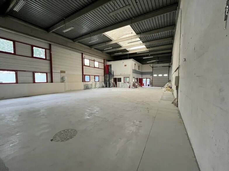 Local d’activités dans Bondy à louer - Photo de l’immeuble – Image 2 sur 9