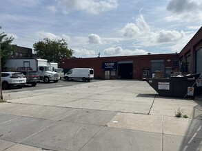 54-35 46th St, Maspeth, NY à louer Photo intérieure– Image 2 sur 9