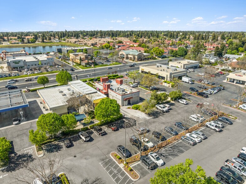8008 N Cedar Ave, Fresno, CA à vendre - Photo de l’immeuble – Image 2 sur 4
