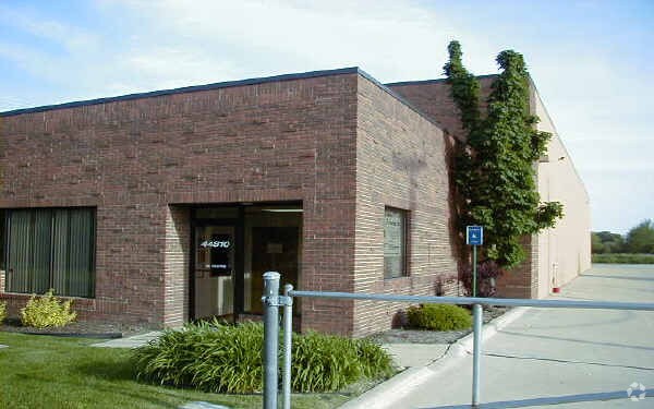 44810 Vic Wertz Dr, Clinton Township, MI à louer - Photo principale – Image 1 sur 8