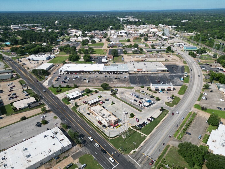 102-110 Midtown Dr, Kilgore, TX à louer - Photo de l’immeuble – Image 1 sur 26
