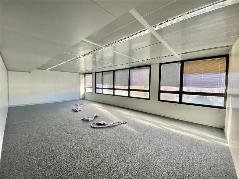 Bureau dans Rueil-Malmaison à vendre - Photo de l’immeuble – Image 2 sur 7