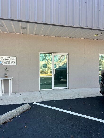 1891 Porter Lake Dr, Sarasota, FL à vendre - Photo de l’immeuble – Image 2 sur 13