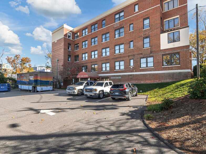 53 S French Broad Ave, Asheville, NC à louer - Photo de l’immeuble – Image 2 sur 35