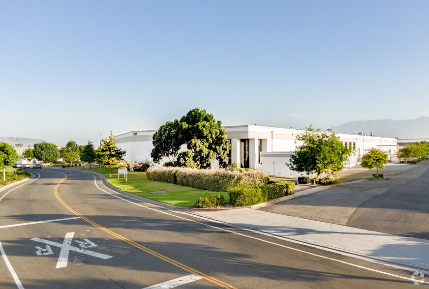 311 Bonnie Cir, Corona, CA à louer - Photo principale – Image 1 sur 10