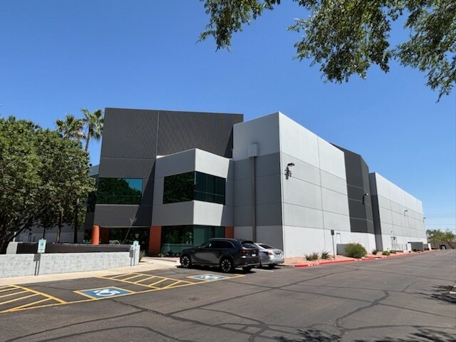 2075 W Obispo Ave, Gilbert, AZ à louer - Photo de l’immeuble – Image 2 sur 10