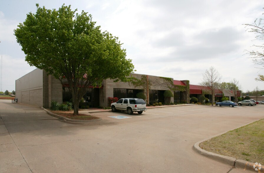 7700 N Hudson Ave, Oklahoma City, OK à louer - Photo de l’immeuble – Image 3 sur 24