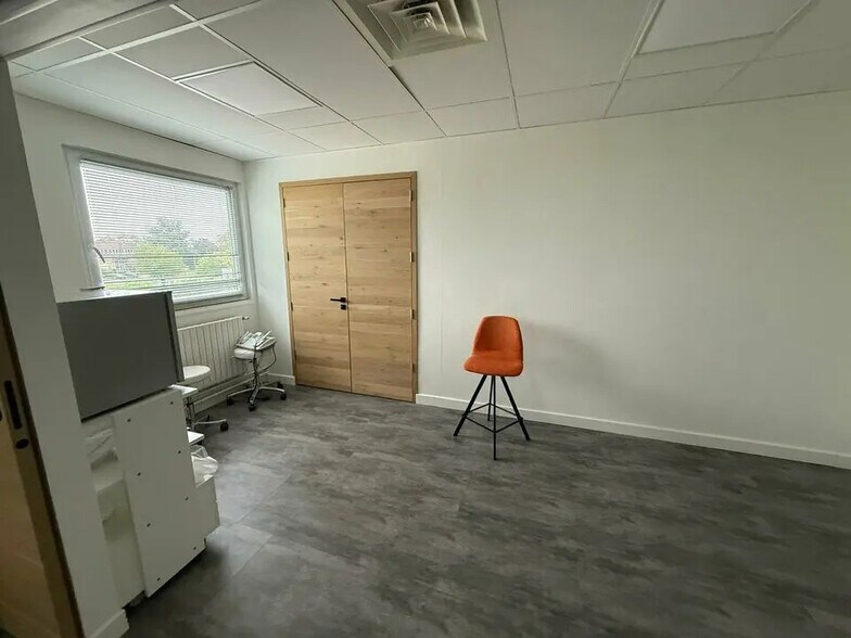 Local d’activités dans Louvres à louer - Photo de l’immeuble – Image 3 sur 3