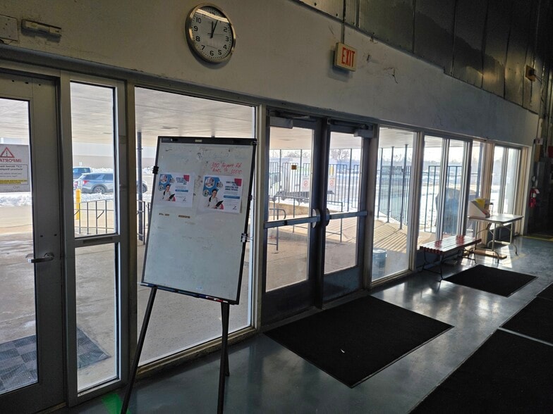 300 Airport Rd, Ames, IA à vendre - Photo intérieure – Image 3 sur 38