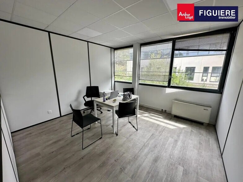 1330 Avenue Jean-René Guillibert Gautier De La Lauzière, Aix-en-Provence à louer - Photo de l’immeuble – Image 3 sur 8