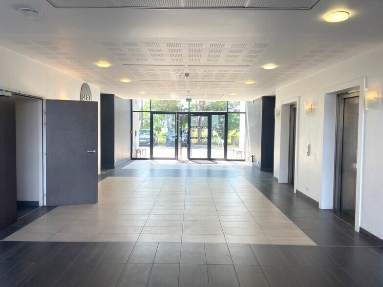 Bureau dans SAINT-OUEN-L'AUMONE à louer - Hall d’entrée – Image 2 sur 5