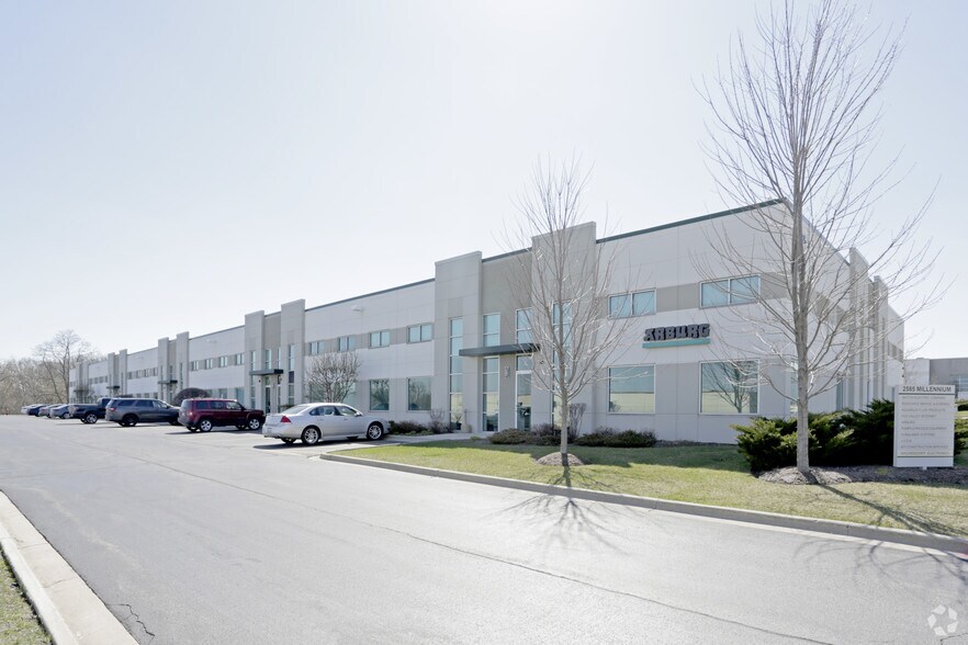 2585 Millennium Dr, Elgin, IL à vendre - Photo de l’immeuble – Image 2 sur 13