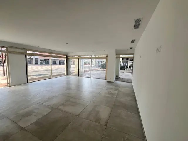 Local commercial dans Antibes à louer - Photo de l’immeuble – Image 1 sur 5