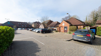 Plus de détails pour 5 Maidenbower Sq, Crawley - Local commercial à vendre