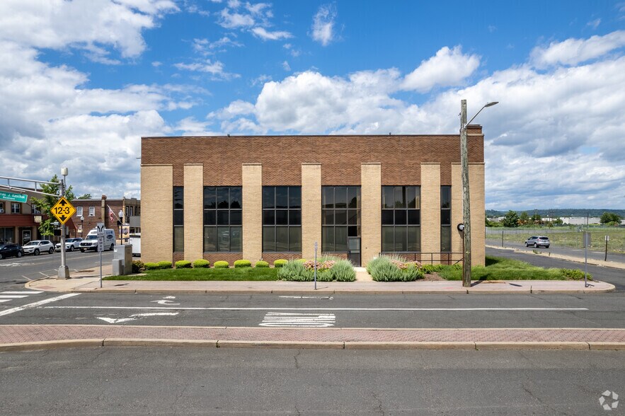 69 S Main St, Manville, NJ à louer - Photo de l’immeuble – Image 3 sur 26