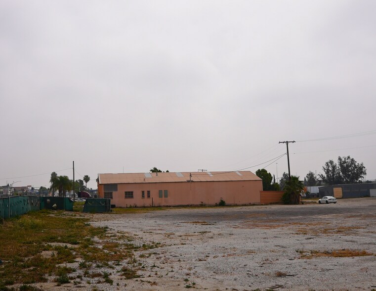 261 W Valley Blvd, Rialto, CA à louer - Photo de l’immeuble – Image 3 sur 6