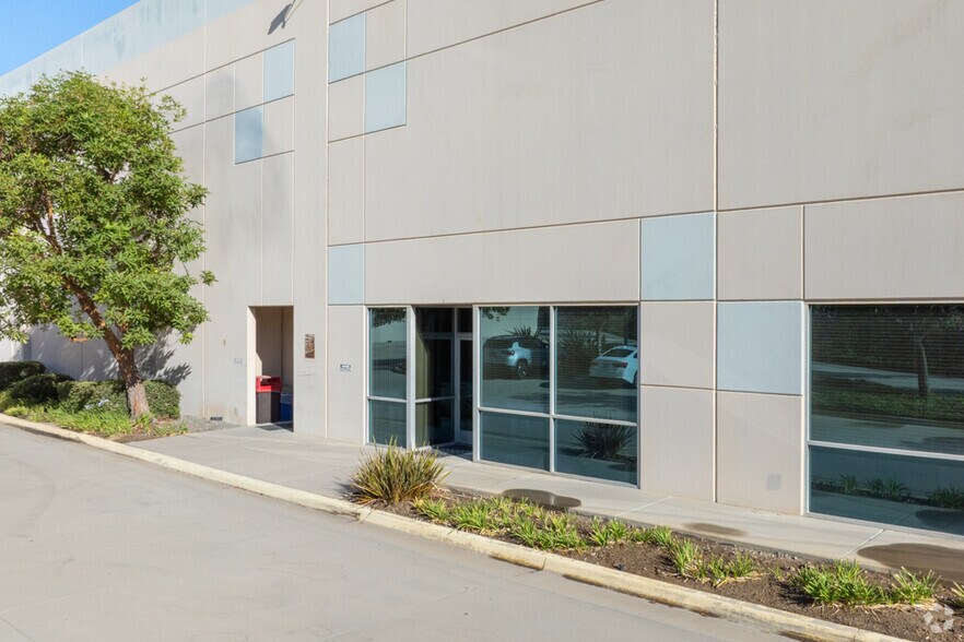 150 N Maple St, Corona, CA à vendre - Photo de l’immeuble – Image 3 sur 4