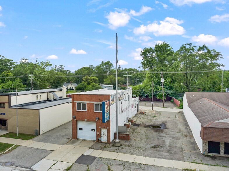 25906 Five Mile rd, Redford, MI à vendre - Photo de l’immeuble – Image 2 sur 5