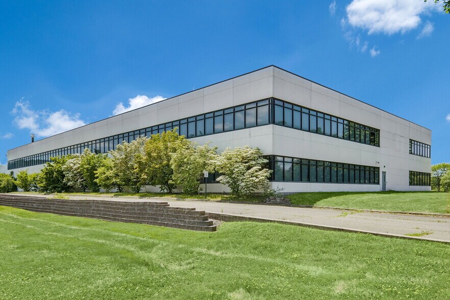 326 Daniel Zenker Dr, Horseheads, NY à vendre - Photo de l’immeuble – Image 1 sur 10