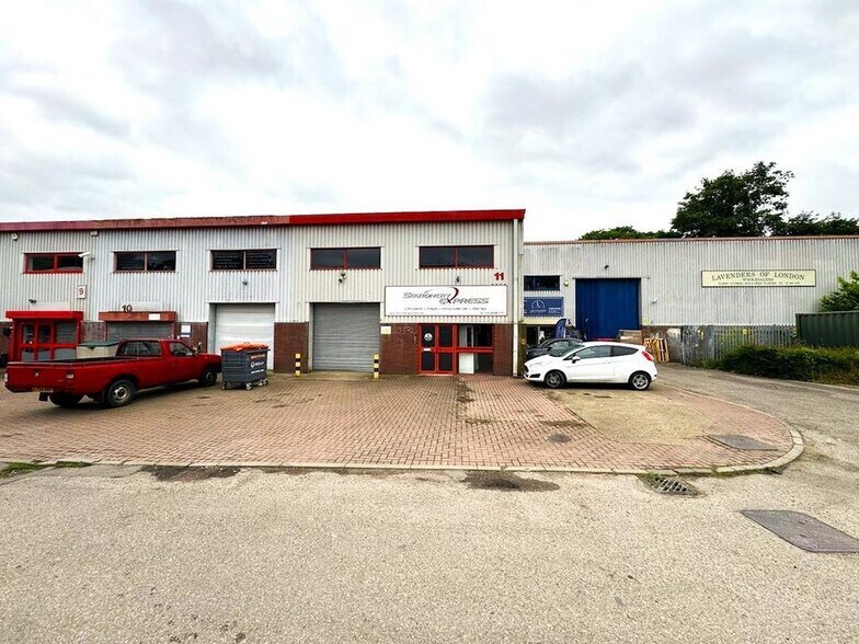 St Johns Rd, Isleworth à vendre - Photo de l’immeuble – Image 2 sur 37