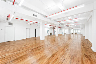 124 W 36th St, New York, NY à louer Photo de l’immeuble– Image 1 sur 2