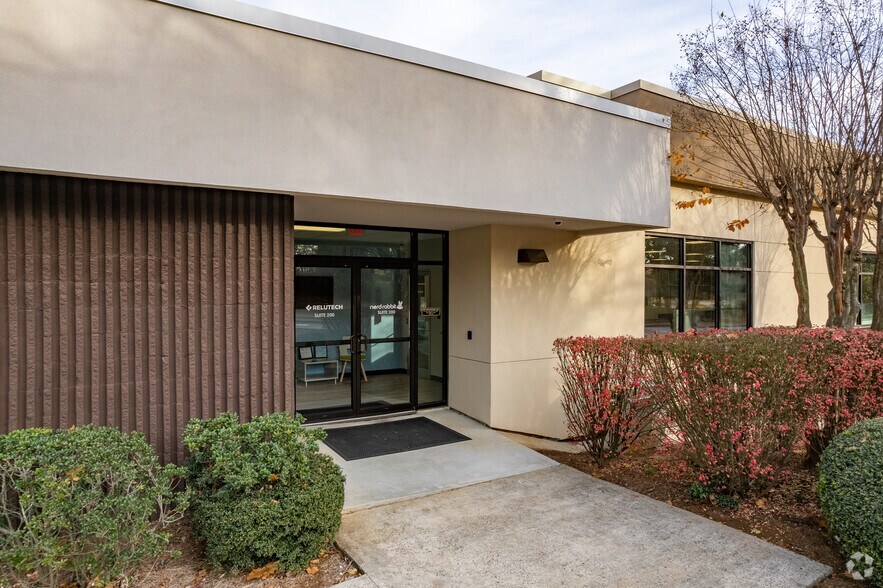 130 Technology Pky, Peachtree Corners, GA à louer - Photo de l’immeuble – Image 3 sur 6
