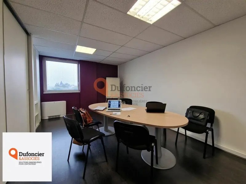 Bureau dans Chasseneuil-du-Poitou à louer Photo intérieure– Image 1 sur 6