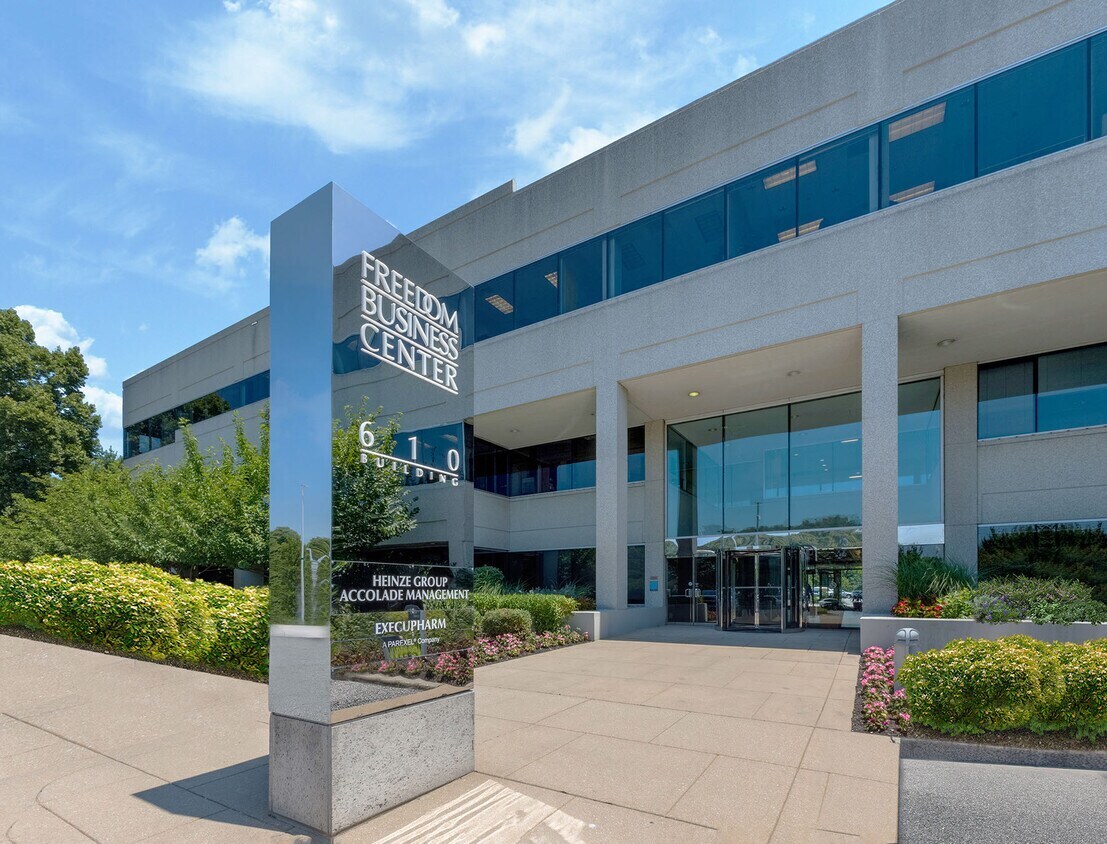 610 Freedom Business Ctr Dr, King Of Prussia, PA à louer Photo de l’immeuble– Image 1 sur 5