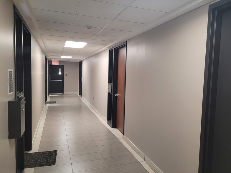 5151 Rue Jean-Talon E, Saint-leonard, QC à louer - Photo intérieure – Image 3 sur 8