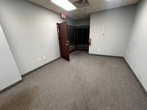 4595 Broadmoor Ave SE, Grand Rapids, MI à louer Photo intérieure– Image 1 sur 2