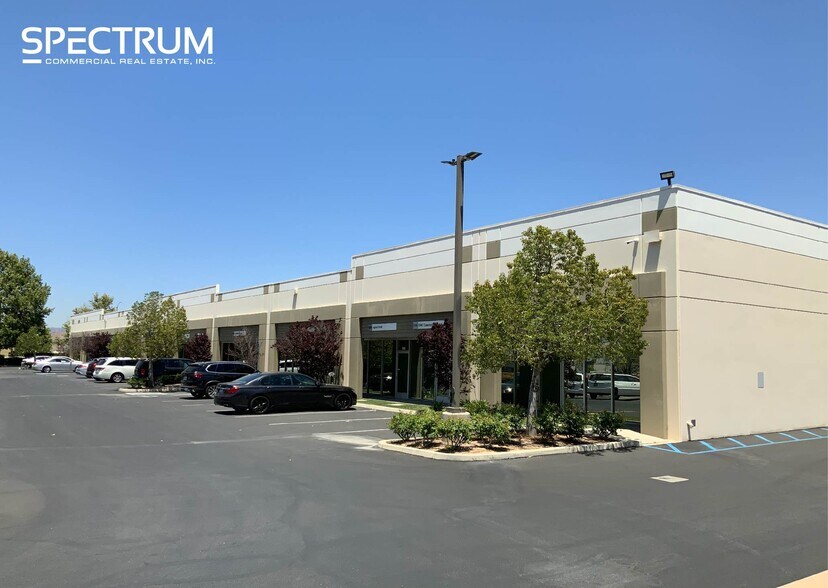 26370 Diamond Pl, Santa Clarita, CA à louer - Photo de l’immeuble – Image 2 sur 8